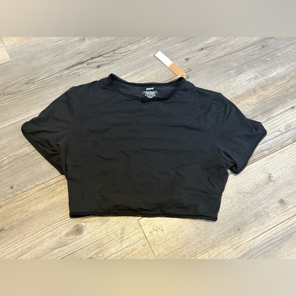 SKIMS Kim Kardashian Fits Everybody super cropped Tshirt medium new with tags